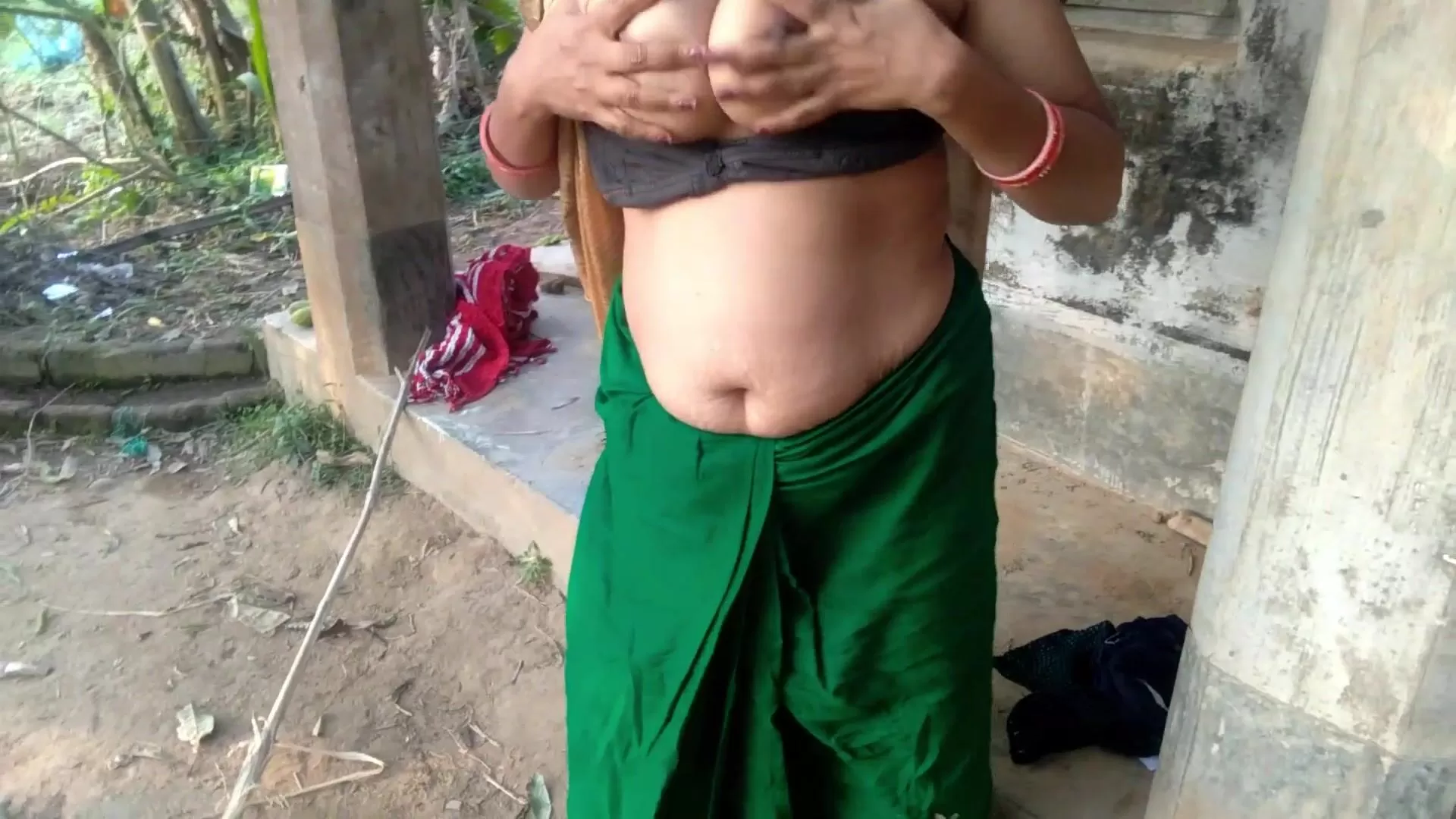 Desi Indian Milf Aunty Outdoor Big Juicy Boobs Flashing Compilation First Time On pH regarder en ligne pic