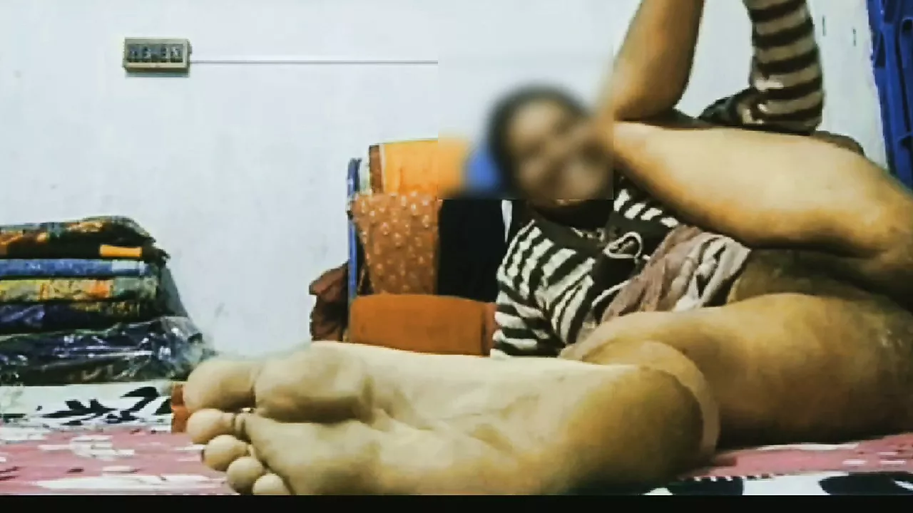 Mallu bhabhi mostra em vídeo chamada a enganar o marido assistir online