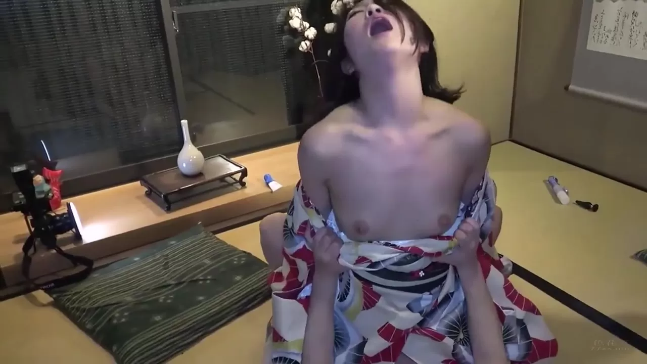 Cornudo japonés filma a su esposa caliente con un extraño ver en línea imagen