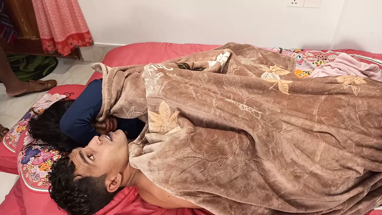 Adolescente necesita una polla en su cama Únete amigo trío Sexo ver en línea Foto imagen