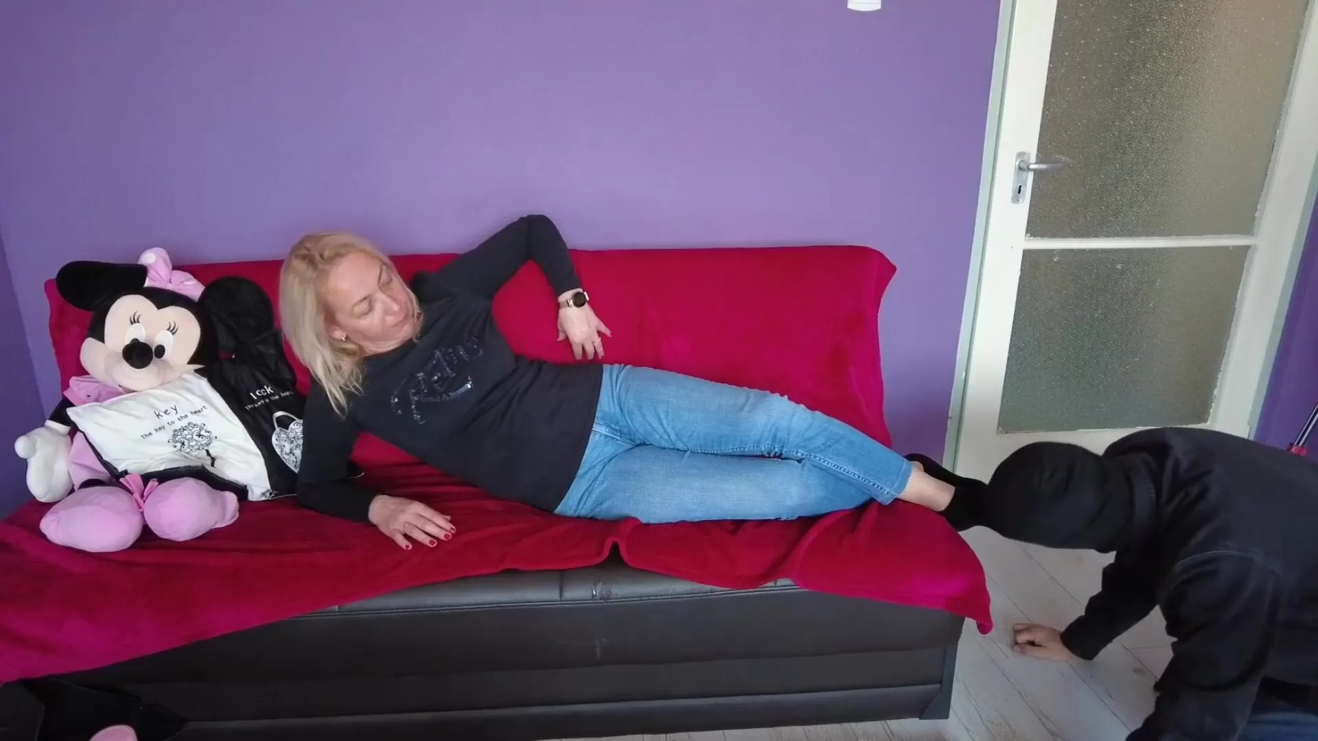Девушка лижет пизду на диване - порно фото