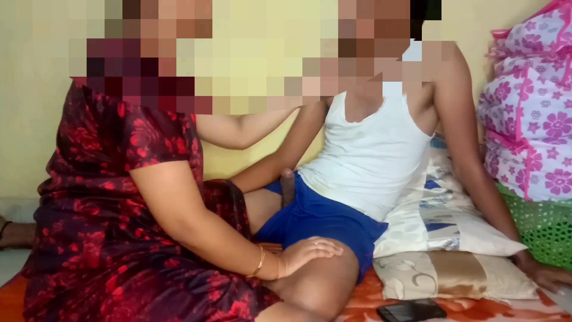 Индийский сводный брат смотрит порно сестру поймали и трахнули с хинди  чистое аудио смотреть онлайн