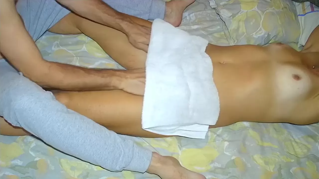 A una MILF con tette piccole Massaggio erotico con leccata di figa e uso del dildo guarda online
