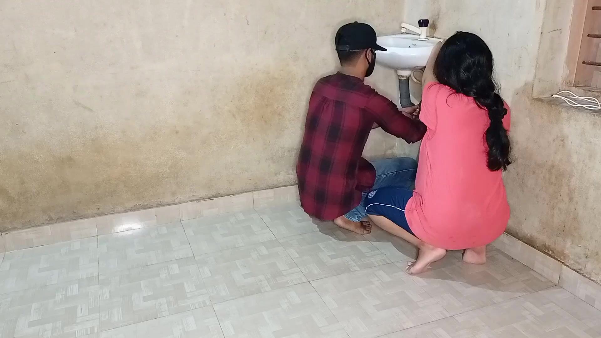 Hindi Voiceamerican Sex Videos - Sister-in-law quenched the thirst of her pussy with a inexperienced  plumber! XXX Plumber Sex in Hindi voice watch online