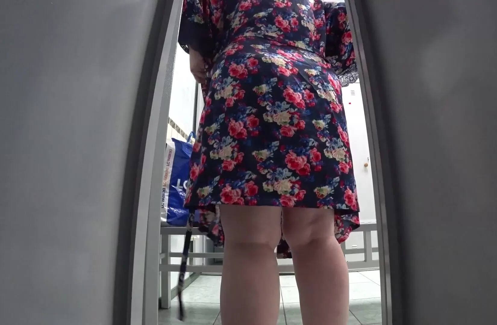Hidden cam in the public locker room at the pool spying on a mature milf with a juicy ass, big boobs, hairy pussy and a plump belly. Amateur fetish afbeelding