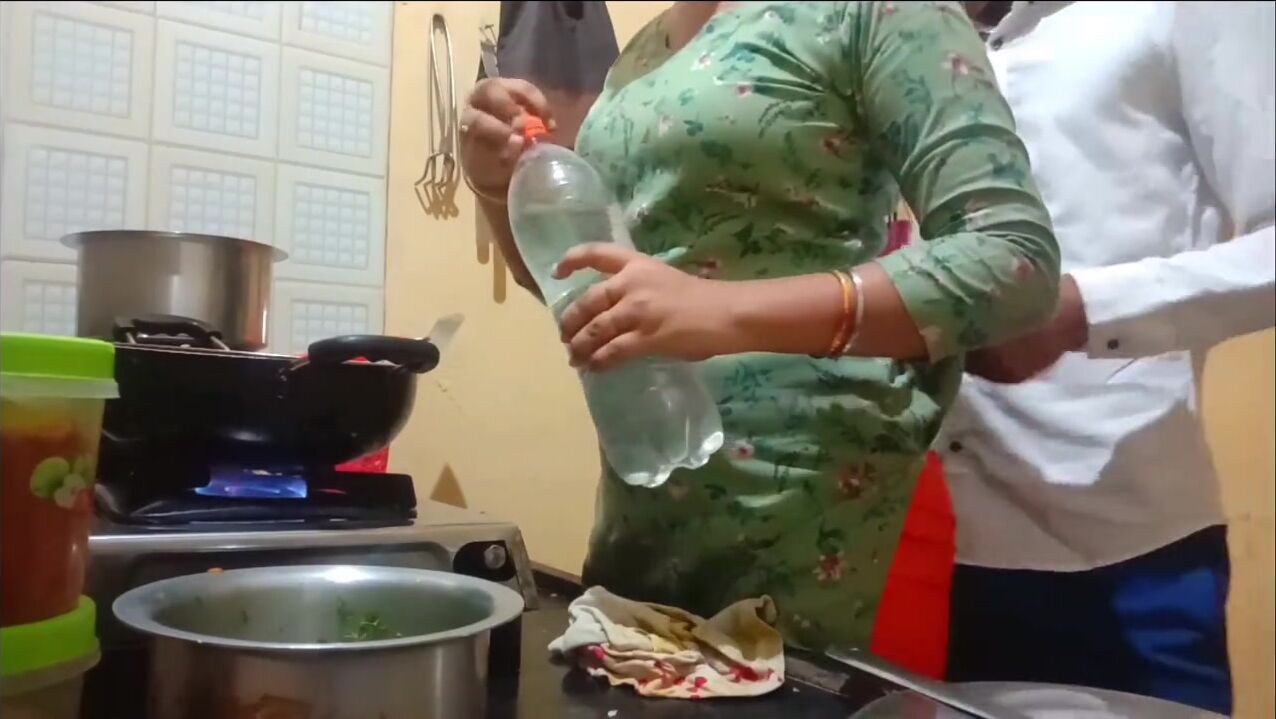 La femme indienne sest fait baiser pendant quelle cuisinait dans la cuisine regarder en ligne
