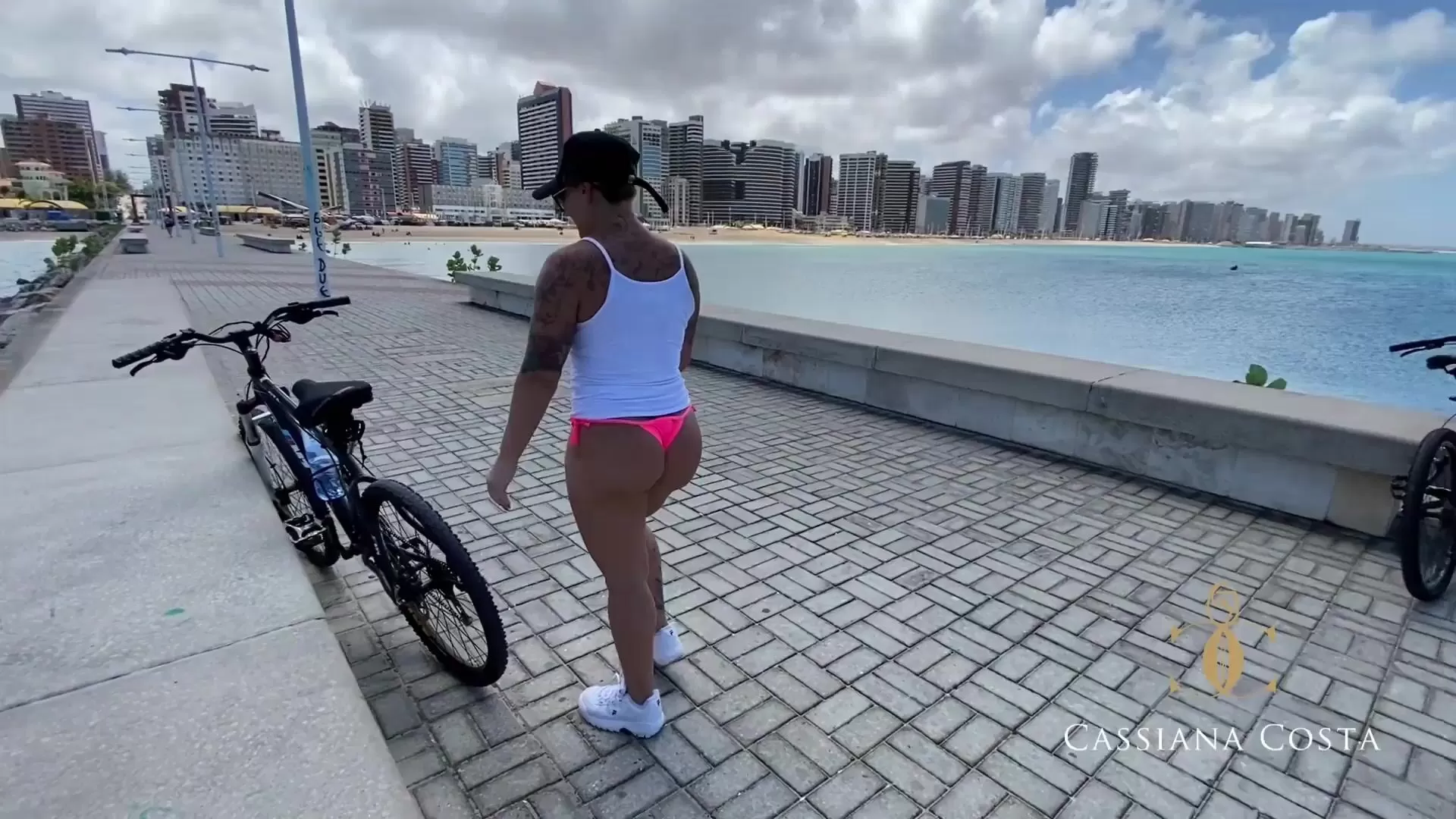 Cassiana Costa, com o seu esposo e um aliado, deram um passeio na praia e foram foder os 3, no final os brinquedos deixaram-na húmida assistir online imagem