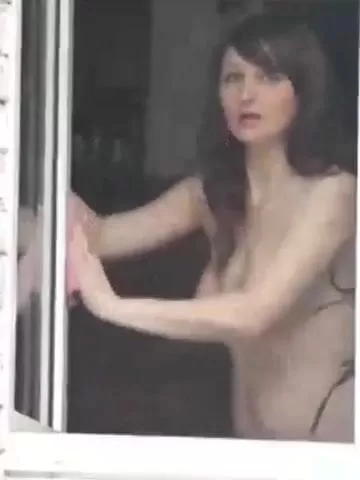Порно видео моет окно