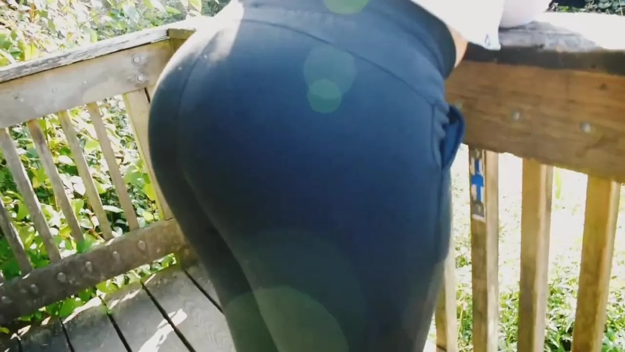 MILF exhibicionista mostrando su culo redondo y jugando con su coño en un parque público ver en línea imagen
